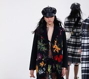 &bdquo;Christian Dior&ldquo; 2020&ndash;2021 m. rudens ir žiemos kolekcijos modelis