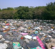 Gausybė plastiko atliekų nusėda jūrose ir vandenynuose, o galiausiai, per maisto grandinę, ir ant mūsų stalo.