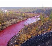 Upė Sibire nusidažė ry&scaron;kiai raudona spalva