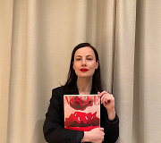 Agnė Kuzmickaitė rankose laiko žurnalą &bdquo;Vogue Portugal&ldquo;
