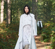 &bdquo;Burberry&ldquo; 2021 m. pavasario ir vasaros kolekcijos modelis
