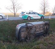 Panevėžio rajone į griovį nuvažiavo lengvasis automobilis