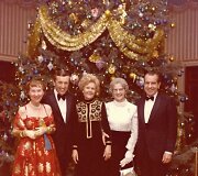 Prezidentas Richardas Nixonas su Mamie Eisenhower, Davidu Frostu, Patu Nixonu, Mona Frost prie Baltųjų rūmų Kalėdų eglės