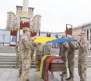 Atsisveikinimo su Ukrainoje mū&scaron;io lauke žuvusiu Tomu Valentėliu ceremonija Kyjive