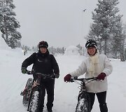 Justina Vaitiekūnaitė (de&scaron;inėje) Laplandijoje
