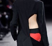 &bdquo;Yohji Yamamoto&ldquo; 2019 m. pavasario ir vasaros kolekcijos modelis