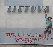 Ernesto Zacharevičiaus pie&scaron;inys ant kino teatro &bdquo;Lietuva&ldquo; sienos suniokotas