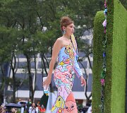 &bdquo;Moschino&ldquo; 2022 m. pavasario ir vasaros kolekcijos modelis