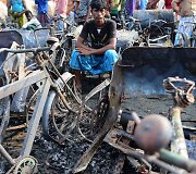 Banglade&scaron;o sostinės Dakos lū&scaron;nyno gyventojai gedi gaisro aukų