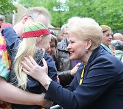 D.Grybauskaitės santykiai su politikais i&scaron; &scaron;ono dažnai atrodė dalyki&scaron;ki, &scaron;alti, kartais &ndash; net prie&scaron;i&scaron;ki. Visai kitokia prezidentė bendraudama su visuomene &ndash; ji stengėsi i&scaron;likti paprastų žmonių prezidente.