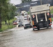 Staigi ir trumpa liūtis penktadienį paskandino keletą Kauno gatvių