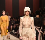 &bdquo;Fendi&ldquo; 2019&ndash;2020 m. rudens ir žiemos kolekcijos modelis