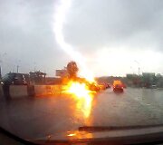 Žaibo smūgis į visureigį