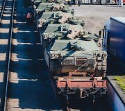 Į Gaižiūnų geležinkelio stotį atvykusi JAV karinė technika (tankai &bdquo;Abrams&ldquo;) ruo&scaron;iami transportavimui į Ruklos karinėje įguloje esančius padalinius.