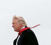 Būsimas JAV prezidentas Donaldas Trumpas i&scaron;lipa i&scaron; savo privataus lėktuvo