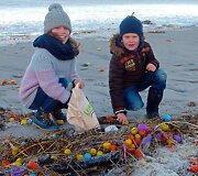&Scaron;iaurės jūros saloje į krantą i&scaron;mesta gausybė plastikinių kiau&scaron;inių su žaisliukais