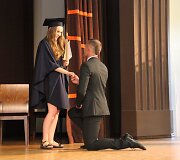 Vie&scaron;os sužadėtuvės diplomų įteikimo &scaron;ventėje &ndash; staigmena mylimajai