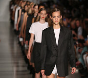 DKNY 2016 m. pavasario-vasaros kolekcijos pristatymo momentas