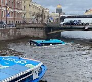 Sankt Peterburge autobusas su žmonėmis įkrito į Moikos upę