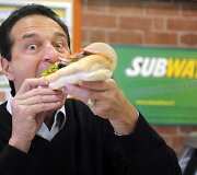 Vienam &bdquo;Subway&ldquo; tinklo sumanytojų, milijardieriui Fredui DeLuca, dėl skundų gali tekti patu&scaron;tinti ki&scaron;enę.