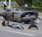 Motoroleris atsitrenkė į troleibusą