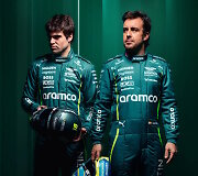 &bdquo;Aston Martin&ldquo; F1 komandos automobilis pristatymo Londone metu. Lance'as Strollas ir Fernando Alonso.