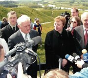 Oficialaus sertifikato, liudijančio Kernavės archeologinės vietovės įtraukimą į UNESCO paveldo sąra&scaron;ą, įteikimo ceremonija