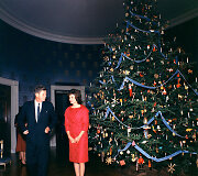 Prezidentas Johnas Kennedy su pirmąja ponia Jacqueline Kennedy prie Baltųjų rūmų Kalėdų eglės
