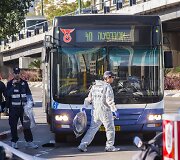 Tel Avivo autobuse palestinietis peiliu sužeidė 10 žmonių.