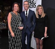 &bdquo;Marie Claire&ldquo; vyr. redaktorė Anne Fulenwider, plaukų stilistas Chrisas McMillianas ir Jennifer Aniston