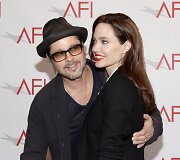Bradas Pittas su dabartine savo žmona Angelina Jolie užmezgė santykius dar tada kai buvo susituokęs su Jennifer Aniston