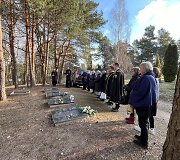 Vieni&scaron;ų žmonių laidotuvės Karveli&scaron;kių kapinėse