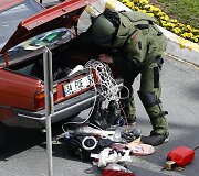Tikrinamas susisprogdinti grasinusio vyro automobilis