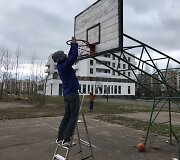Krep&scaron;inio tinklelių kabinimas aik&scaron;telėse Vilniuje