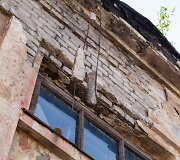 Nenaudojami pastatai, i&scaron;marginti grafičiais, miesto nepuo&scaron;ia.