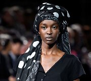 &bdquo;Yohji Yamamoto&ldquo; 2019 m. pavasario ir vasaros kolekcijos modelis