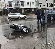 Jonavos miesto centre &ndash; avarija, sužeistas motociklininkas