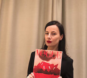 Agnė Kuzmickaitė rankose laiko žurnalą &bdquo;Vogue Portugal&ldquo;