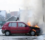 &Scaron;akiuose prie Jaunystės gatvės daugiabučio užsidegė "VW Golf" automobilis