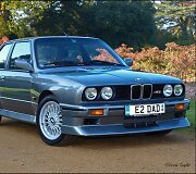 Turbūt ry&scaron;kiausias E30 M3 dizaino komponentas &ndash; pūstos arkos su plok&scaron;čia, a&scaron;tria briauna. (Darren, Wikimedia(CC BY 2.0)