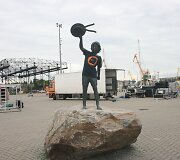Apie prasidėjusį festivalį skelbia ir perrengta berniuko skulptūra Kruizinių laivų terminale.