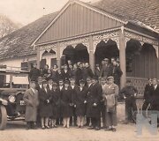 Medžio drožiniais puo&scaron;tame Kvieti&scaron;kio dvare 1926 metais buvo įkurta Žamės ūkio mokykla