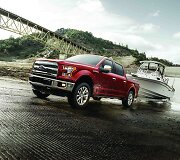 Ford F-150 Lariat yra kažkas tarp prabangaus sedano, vienatūrio, visureigio ir komercinio krovininio automobilio. (Gamintojo nuotrauka)