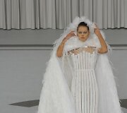 Freja Beha Erichsen vilki &bdquo;Chanel&ldquo; 2007 m. pavasario-vasaros kolekcijos vestuvinę suknelę