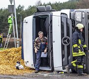 Vilniuje apvirto sunkvežimis su medžio drožlėmis