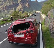 Tenerifėje didžiuliai rieduliai apgadino automobilius. 