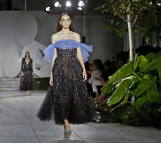 &bdquo;Carolina Herrera&ldquo; 2018 m. pavasario ir vasaros kolekcijos modelis
