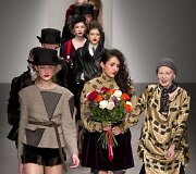 Dizainerė Vivienne Westwood (de&scaron;inėje)