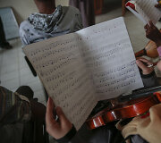 Jemeno gyventojai nuo skurdo ir neramumų &scaron;alyje gali pabėgti muzikos dėka