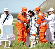 Vedama i&scaron; kapsulės i&scaron;laipinta Kinijos astronautė Wang Yaping 